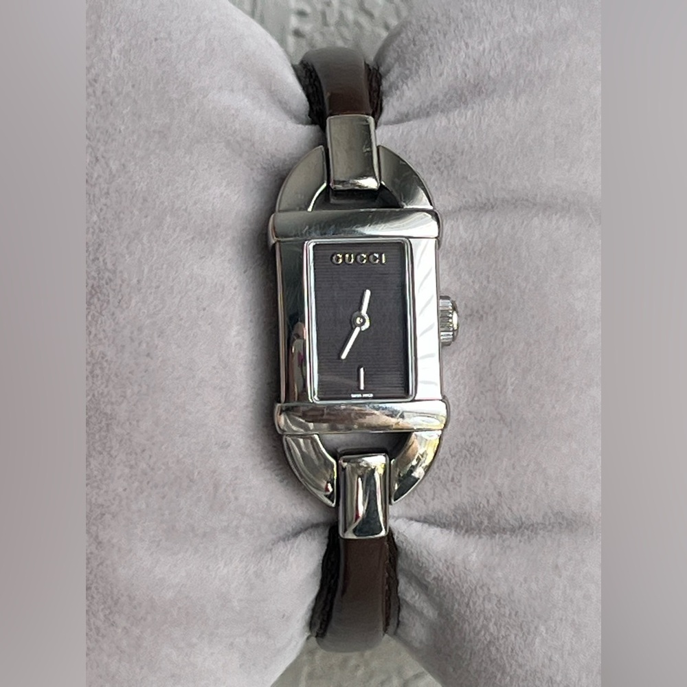 GUCCI 6800L BROWN LEATHER BANGLE ladies watch.